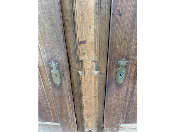 Antieke houten bruine kast