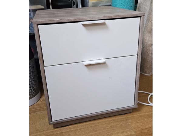 Ikea nachtkastje met 2 lades