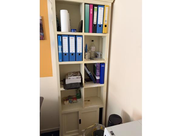 Twee Kasten met schuiflades en 8 vakken.