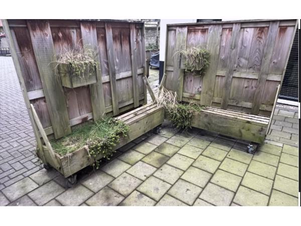 Twee verrijdbare schuttingen voor terras