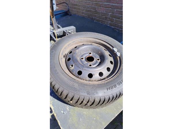 Kumho Wintercraft op velg 195 / 60 R15 88H profiel 7,2 mm