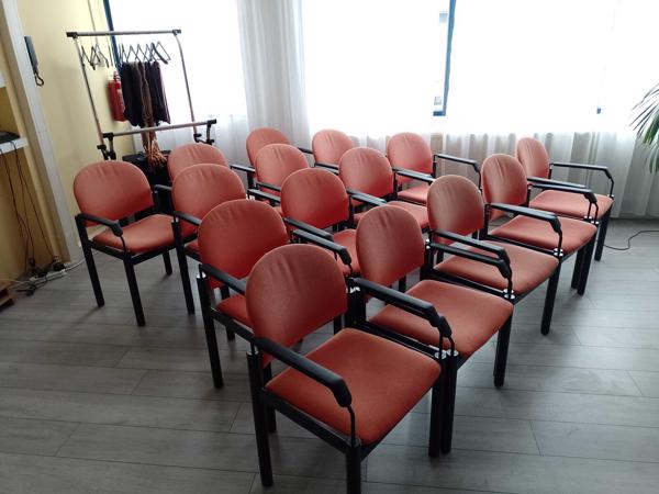 15 stevige oranje stoelen
