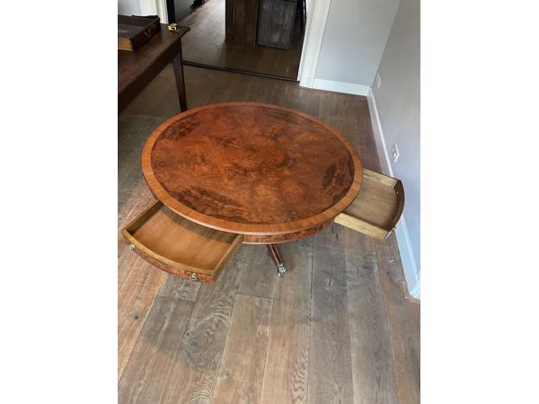 Grote ronde houten salontafel