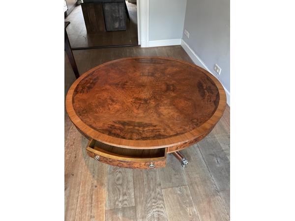 Grote ronde houten salontafel