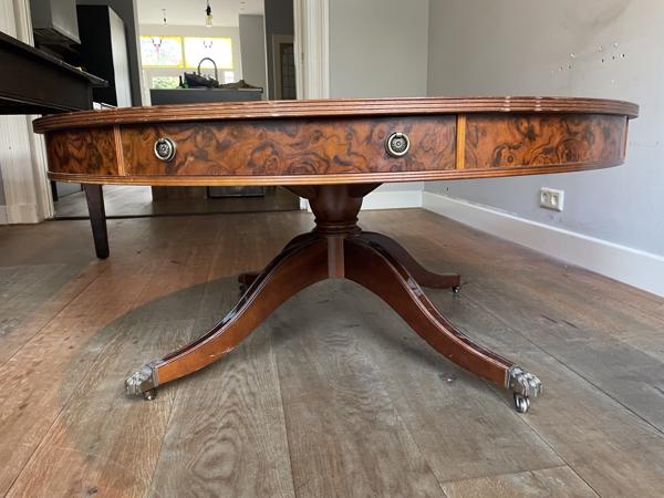 Grote ronde houten salontafel