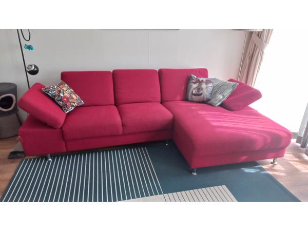 Fijne rode bank, zit heerlijk