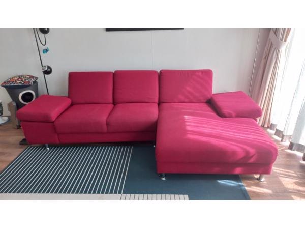 Fijne rode bank, zit heerlijk