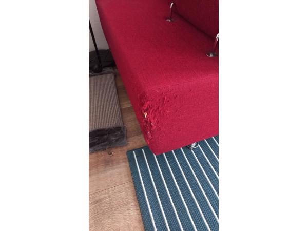 Fijne rode bank, zit heerlijk