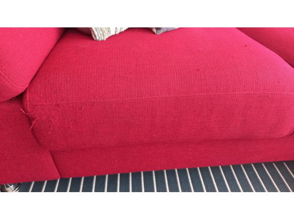 Fijne rode bank, zit heerlijk