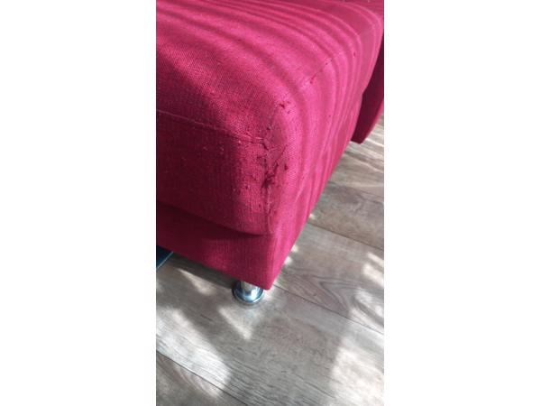 Fijne rode bank, zit heerlijk