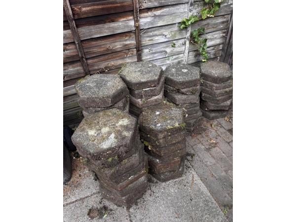 GRATIS buiten tegels , op te halen in VUGHT.