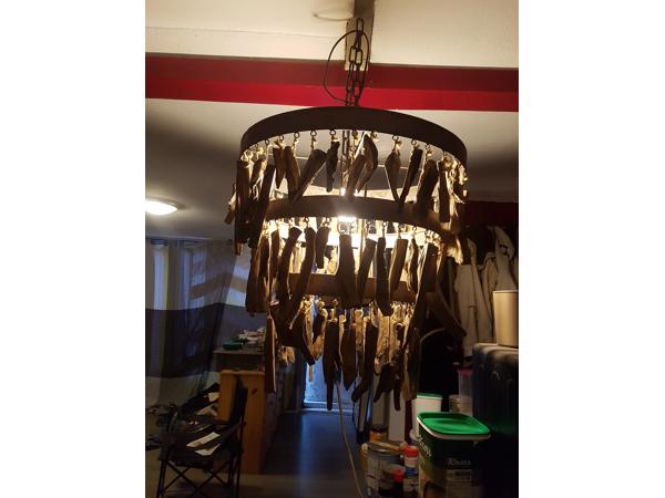 Robuste metalen hanglamp met houtsnippers
