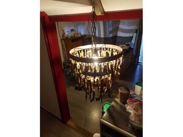 Robuste metalen hanglamp met houtsnippers