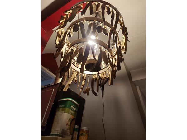 Robuste metalen hanglamp met houtsnippers