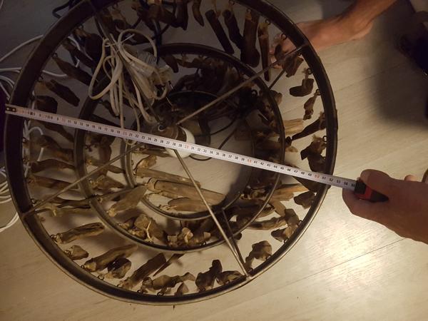 Robuste metalen hanglamp met houtsnippers