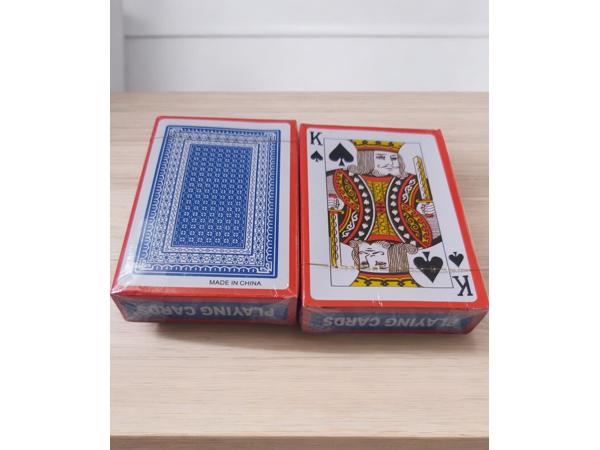 2 doosjes spel kaarten, voor uren speel plezier.