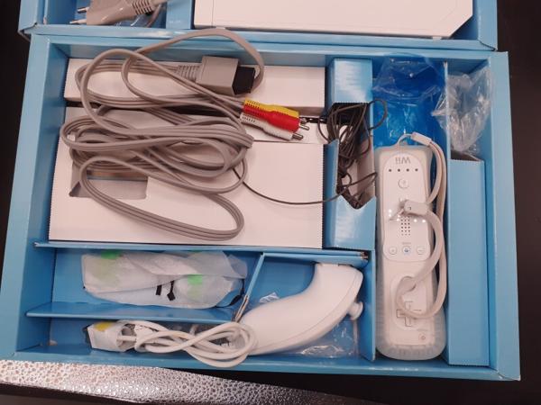 Nintendo Wii console + 2 controllers + 1 nunchuk + 11 games