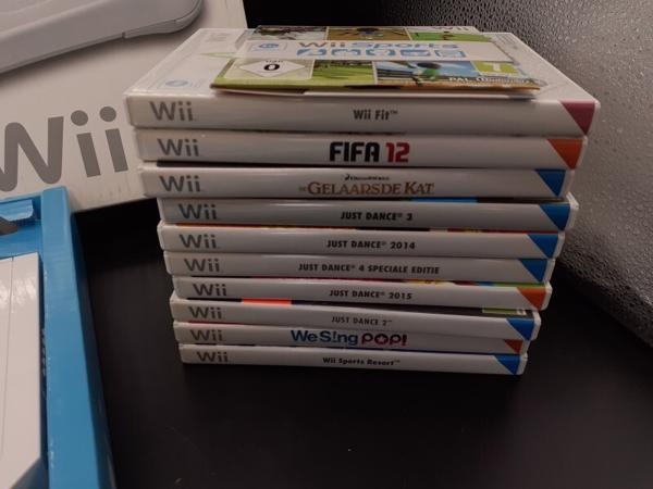 Nintendo Wii console + 2 controllers + 1 nunchuk + 11 games