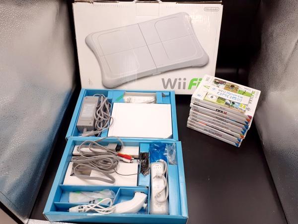 Nintendo Wii console + 2 controllers + 1 nunchuk + 11 games