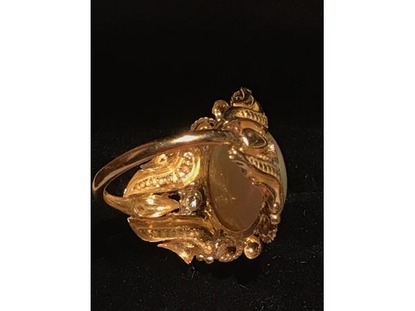 18 karaat gouden ring met een opaal en diamant