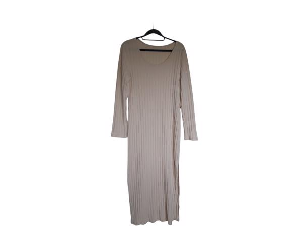 Stretchy beige jurk met split XXL