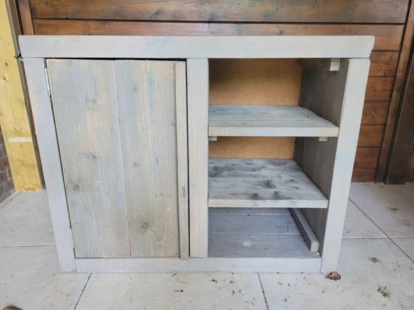 Steigerhouten kastje met deurtje en 3 planken.