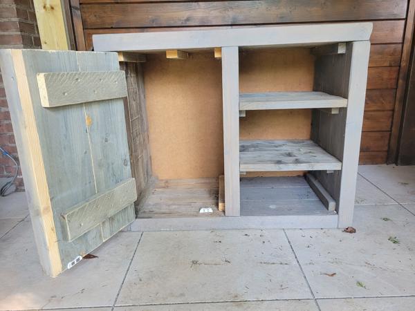 Steigerhouten kastje met deurtje en 3 planken.