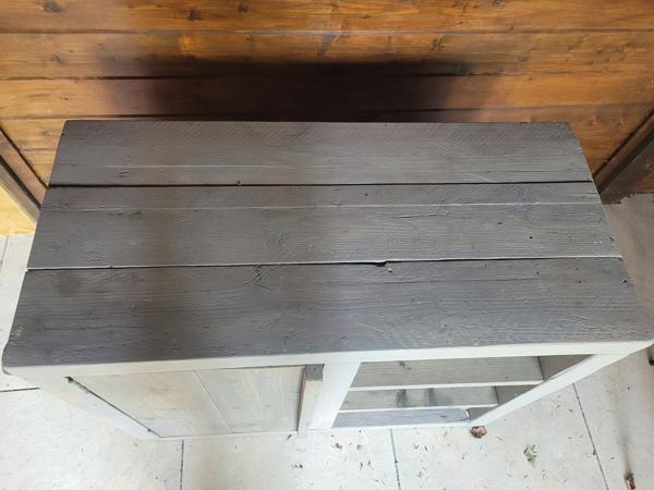 Steigerhouten kastje met deurtje en 3 planken.