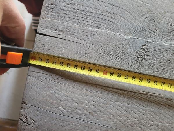 Steigerhouten kastje met deurtje en 3 planken.