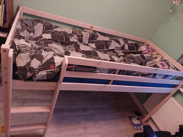 Half hoog kinderbed