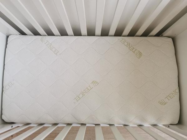 Ledikant incl verschoonplek, matras en andere benodigdheden