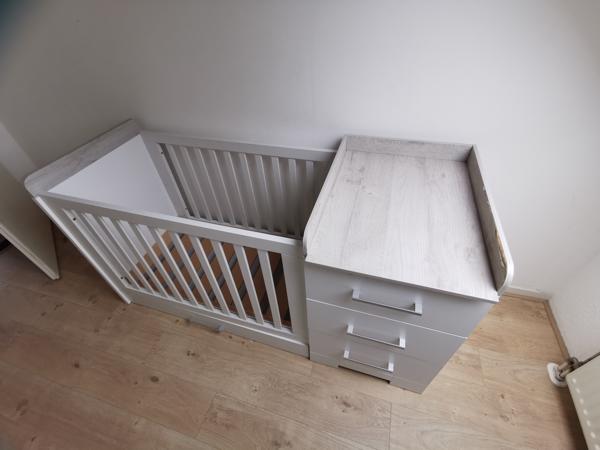 Ledikant incl verschoonplek, matras en andere benodigdheden