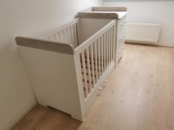 Ledikant incl verschoonplek, matras en andere benodigdheden