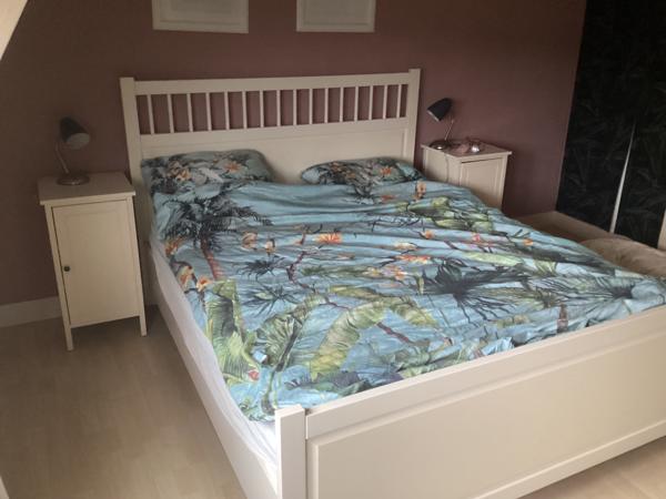 Twee persoons bed met 2 nachtkastjes