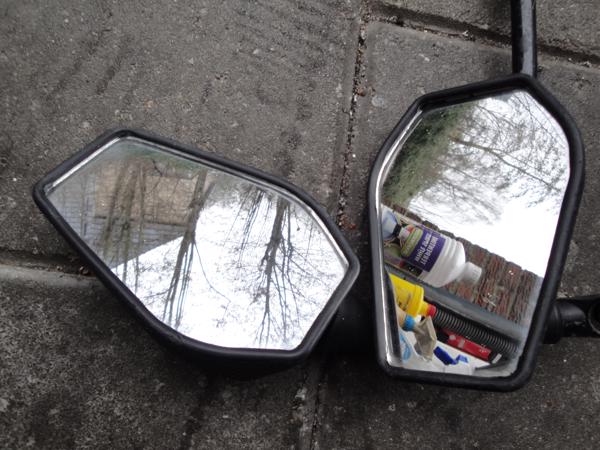 Brommer koffer en twee spiegel.