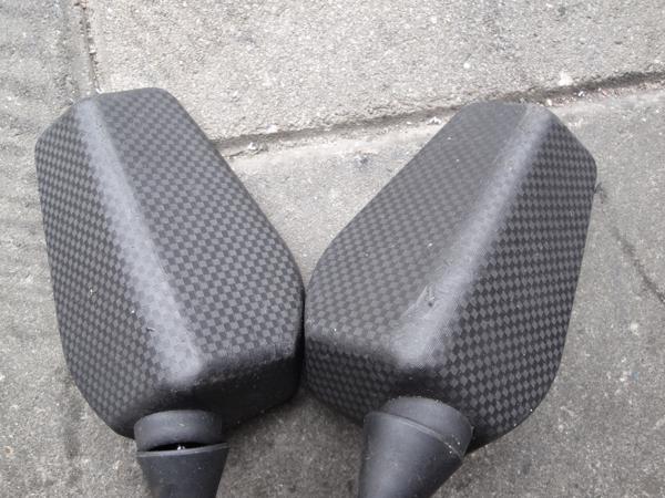 Brommer koffer en twee spiegel.