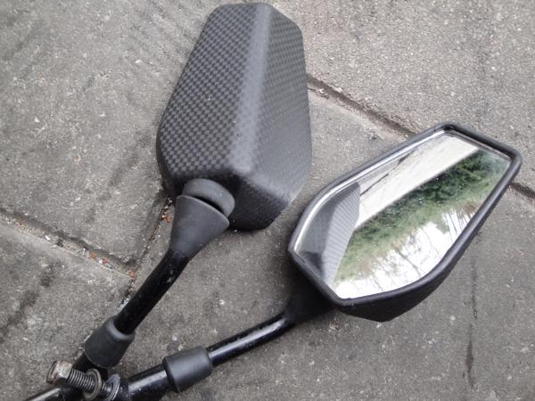 Brommer koffer en twee spiegel.