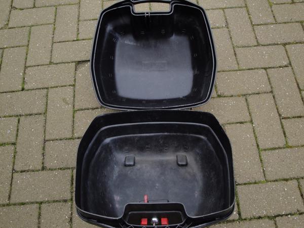 Brommer koffer en twee spiegel.