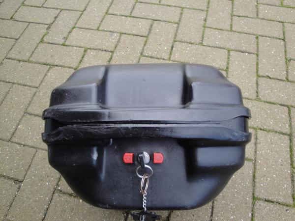 Brommer koffer en twee spiegel.