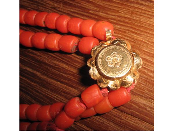 2 baans Bloedkoraal collier met 14 karaat gouden sluiting