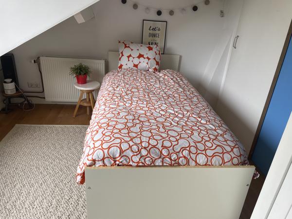 goed eenpersoonsbed met stevige lattenbodem