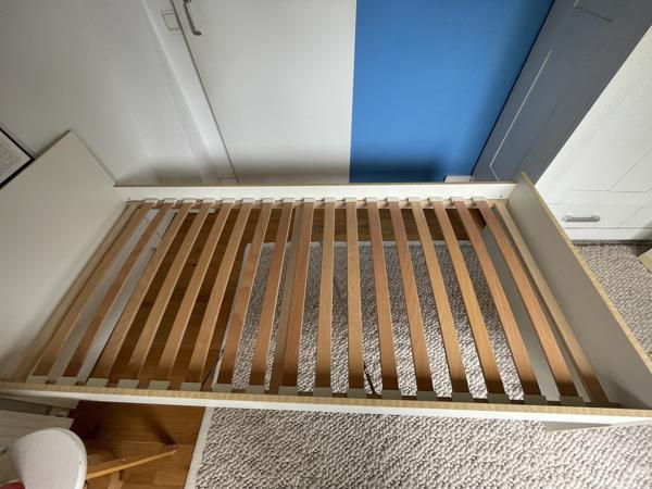 goed eenpersoonsbed met stevige lattenbodem