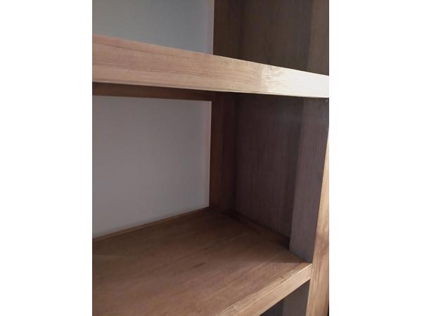 Boekenkast teakhout, open aan achterkañt