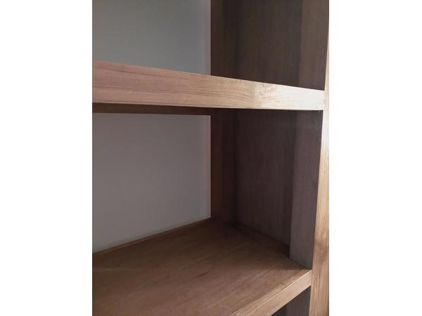 Boekenkast teakhout, open aan achterkañt