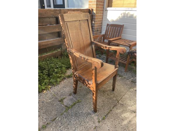 Antieke kloosterstoel