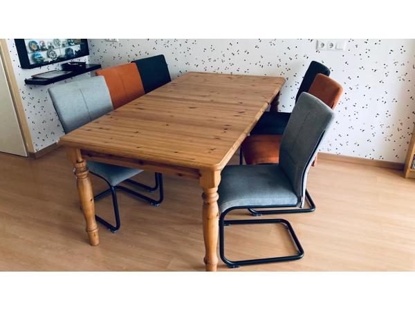Massief grenen eettafel (uitschuifbaar) + 4 designstoelen