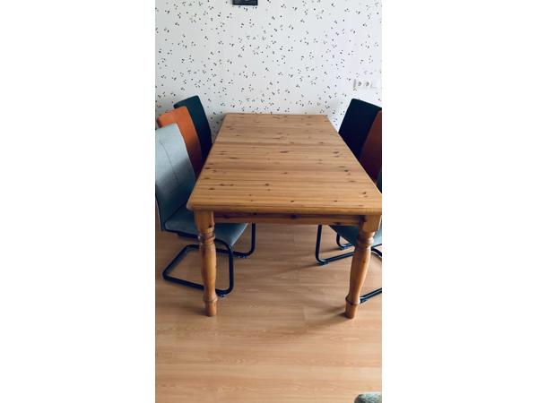 Massief grenen eettafel (uitschuifbaar) + 4 designstoelen
