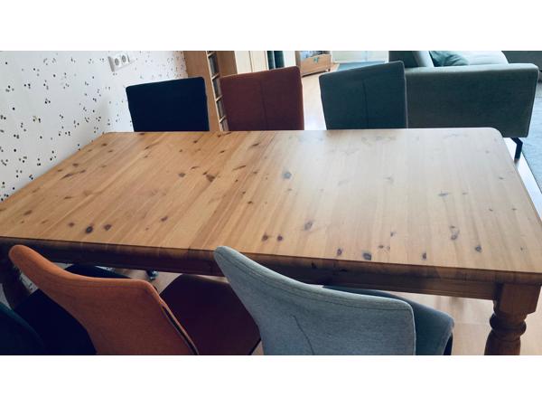 Massief grenen eettafel (uitschuifbaar) + 4 designstoelen