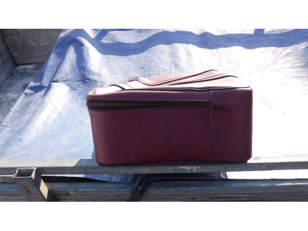 Rode lederen reiskoffer
