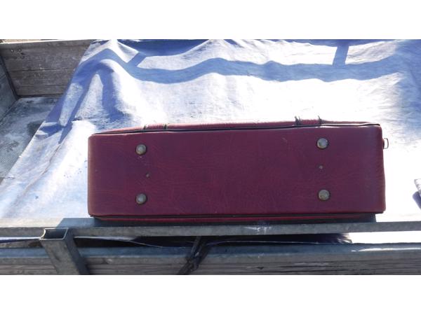 Rode lederen reiskoffer